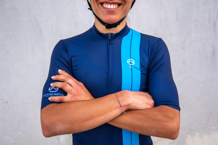 Abbigliamento Officine Mattio, capi tecnici per ciclismo, produzione italiana, maglia tecnica da donna blu e azzurro OM