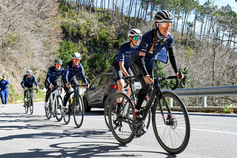 OM Cycling Tours di Officine Mattio, tour in bicicletta per appassionati di ciclismo, Ride your emotion, Training camp Liguria, Loano, Italia, ciclisti in strada